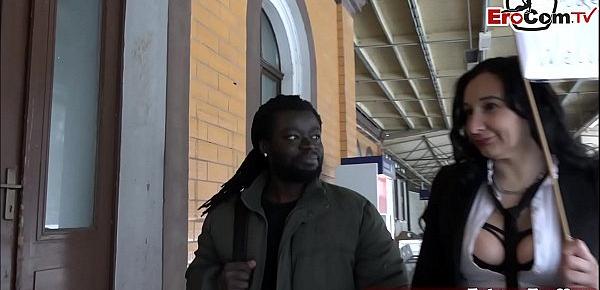  Deutsche hausfrau reißt sich Flüchtling am Bahnhof auf und lässt sich vom großen Schwarzen schwanz ficken